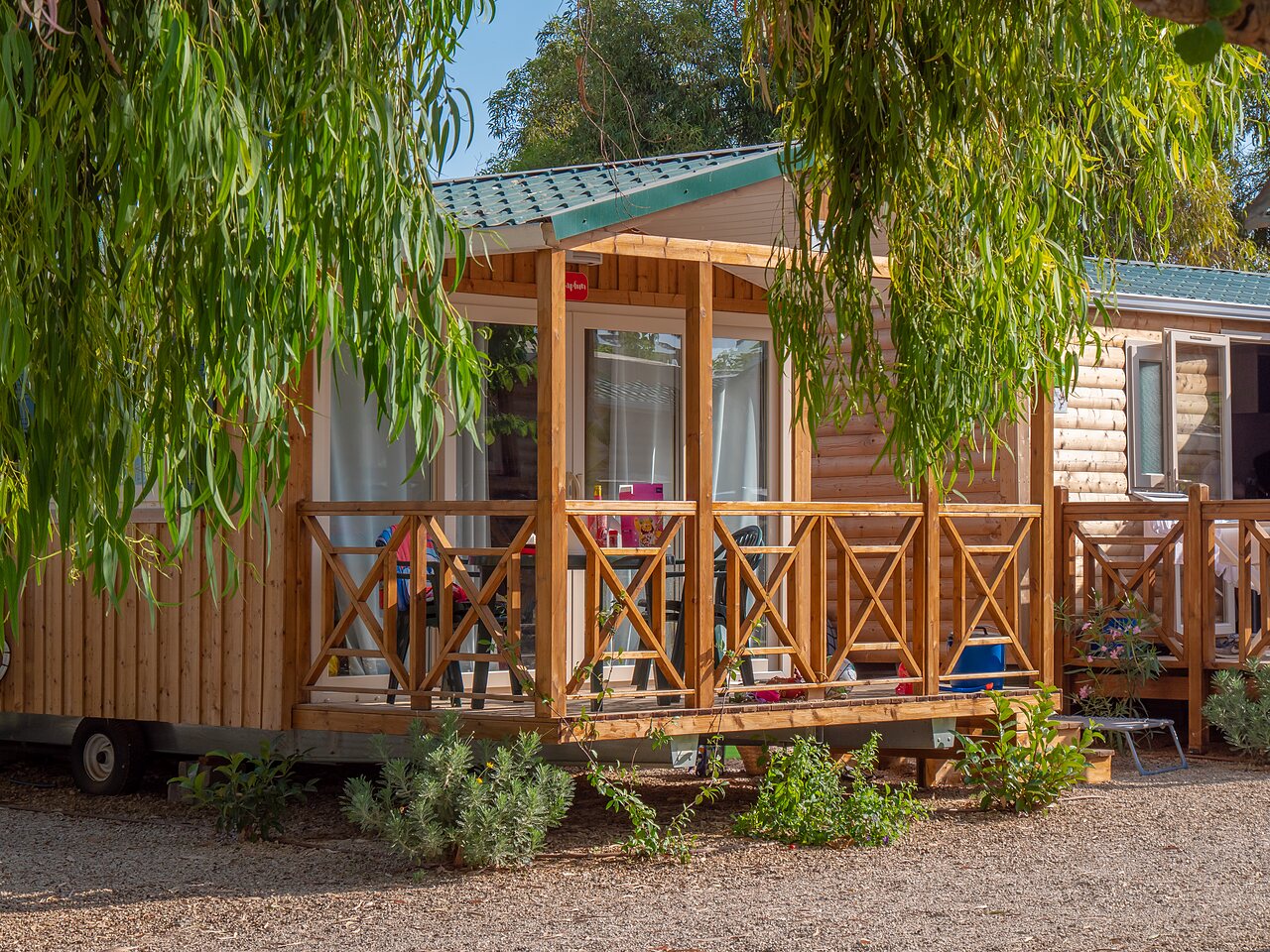 Mobil-home en bois avec terrasse ombrag�e et mobilier au camping CAPFUN Alba � CREIXELL (43).