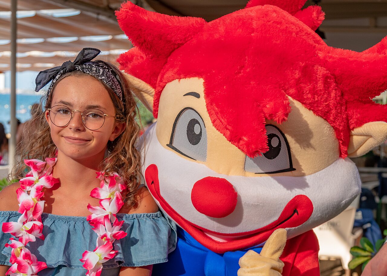 Jeune fille souriante avec la mascotte du camping CAPFUN Alba � CREIXELL (43).