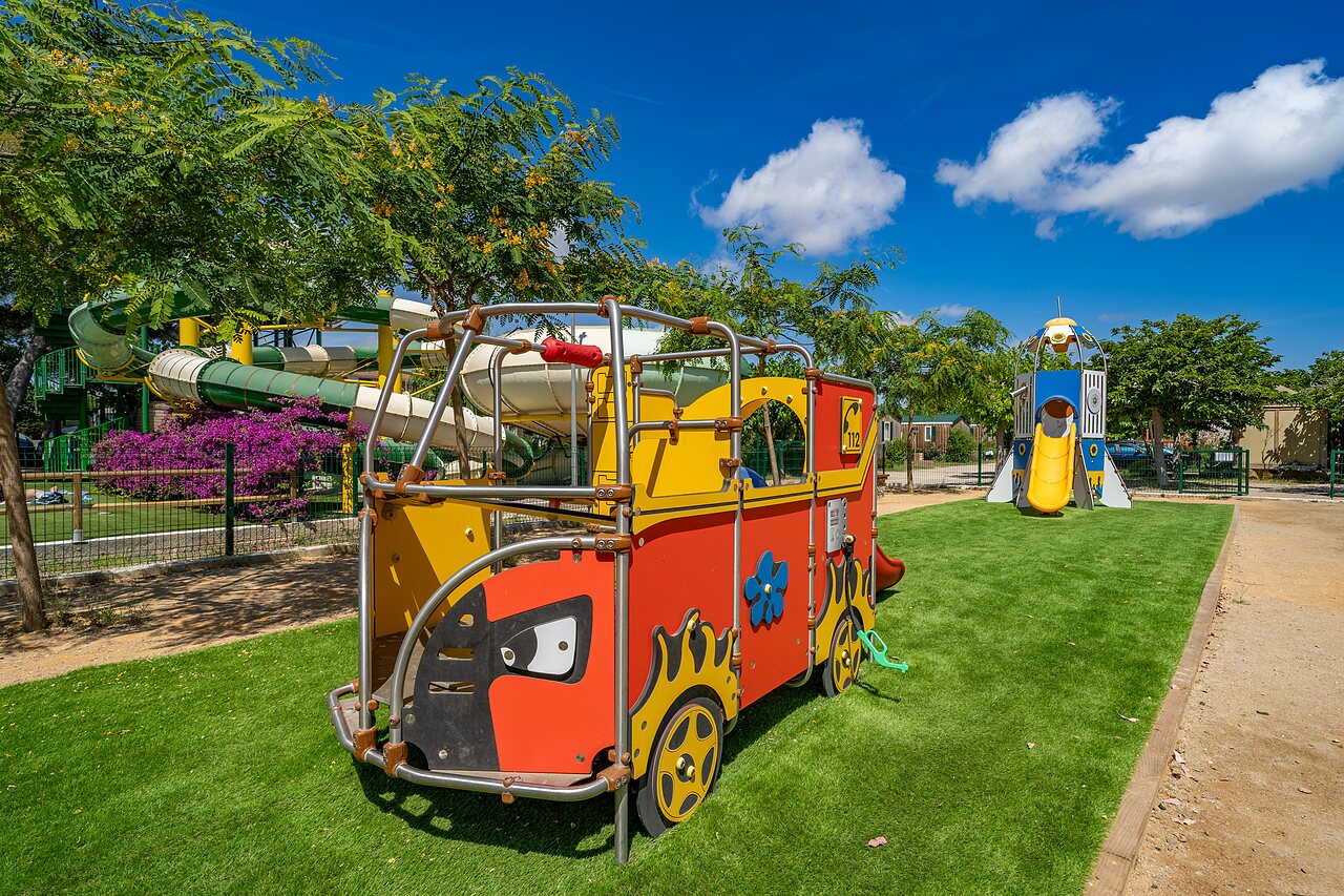 Aire de jeux avec structures ludiques et toboggans aquatiques au camping CAPFUN Alba � CREIXELL (43).