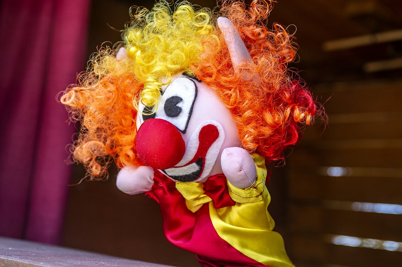 Marionnette de clown color�e pour spectacle d'animation au camping CAPFUN Alba � CREIXELL (43).
