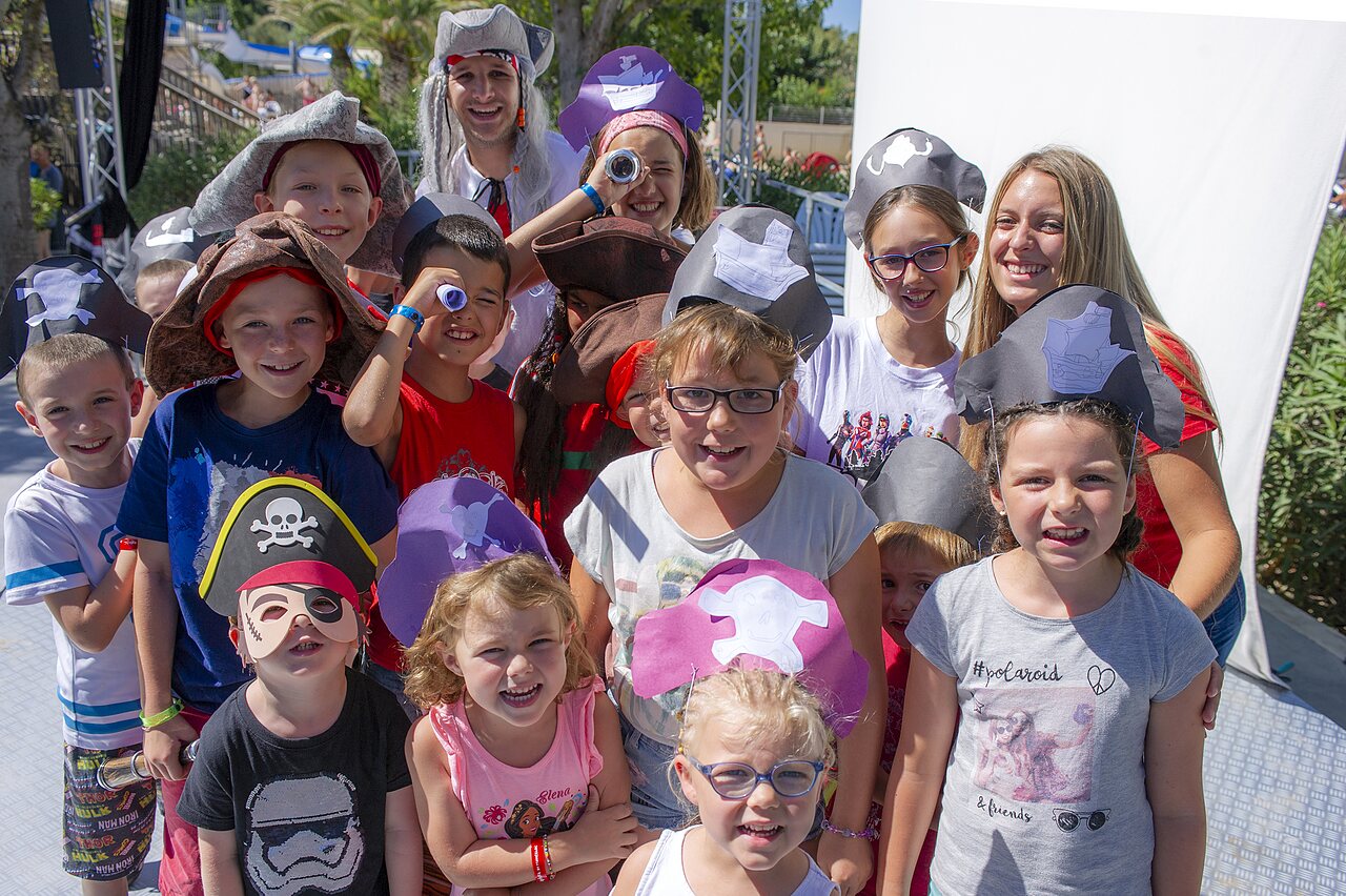 Enfants d�guis�s en pirates participant � une animation au camping CAPFUN Alba � CREIXELL (43).