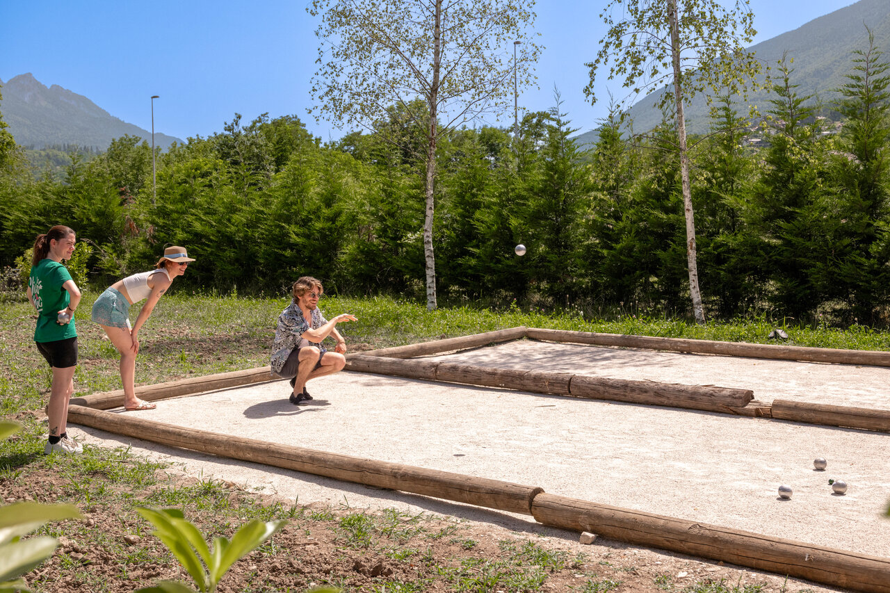Terrain de p�tanque avec joueurs, ambiance conviviale au camping CLICOCHIC Aloua � Sevrier (74).