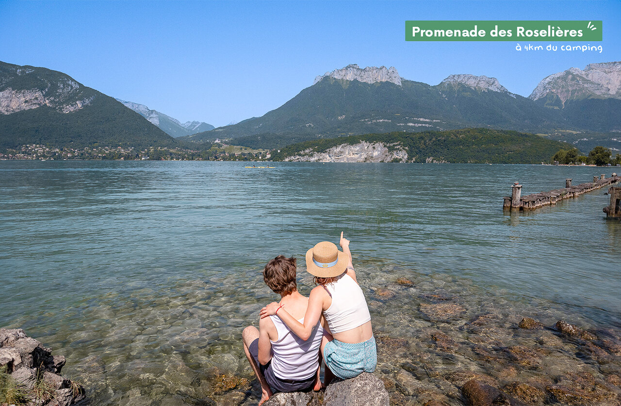 Promenade des Roseli�res, couple admirant le lac d'Annecy et les montagnes, Sevrier.