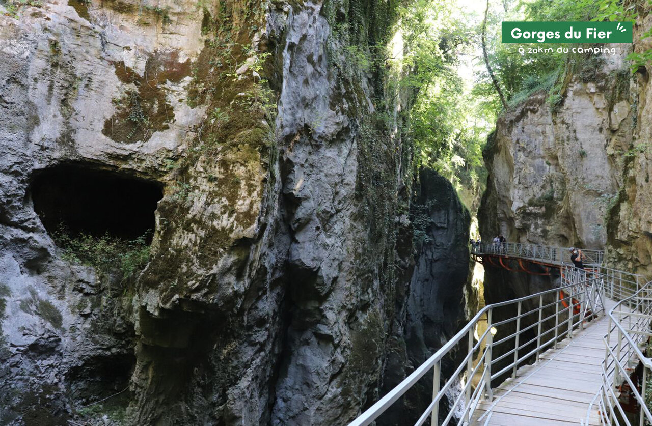 Gorges du Fier, passerelle suspendue entre falaises rocheuses pr�s d'Annecy, Haute-Savoie.