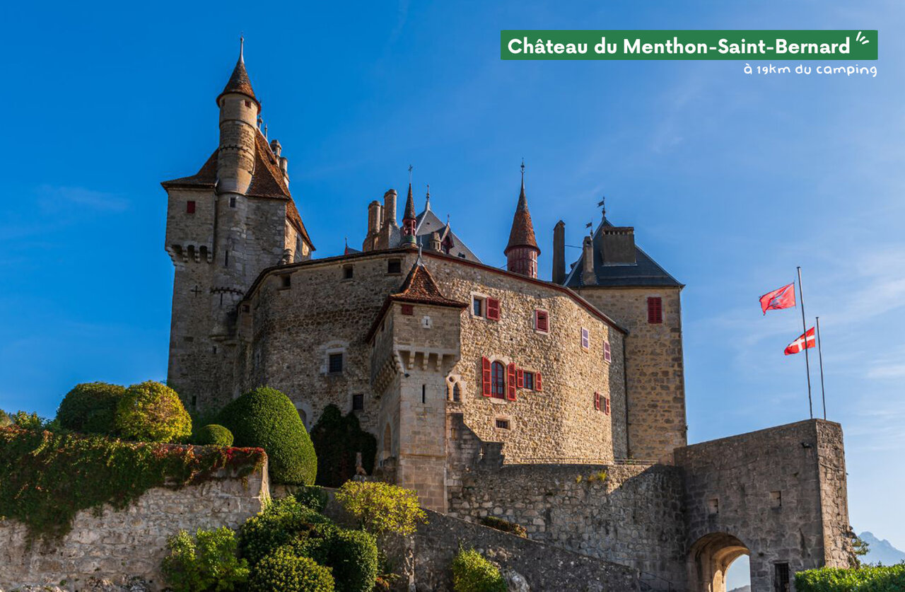 Ch�teau du Menthon-Saint-Bernard, un site historique � visiter pr�s du camping.