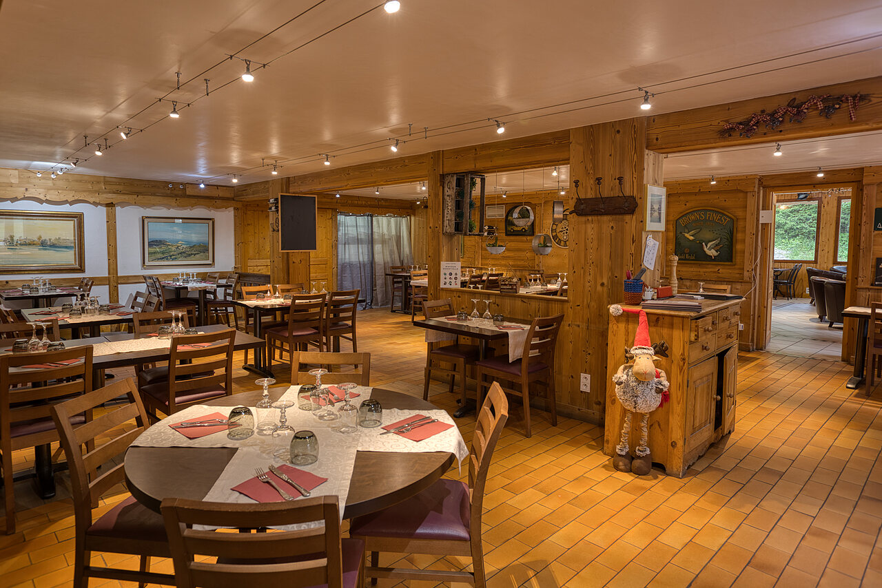 Cozy restaurant dining room with set tables at CLICOCHIC Alpes Lodges campsite in Pralognan la Vanoise (73).