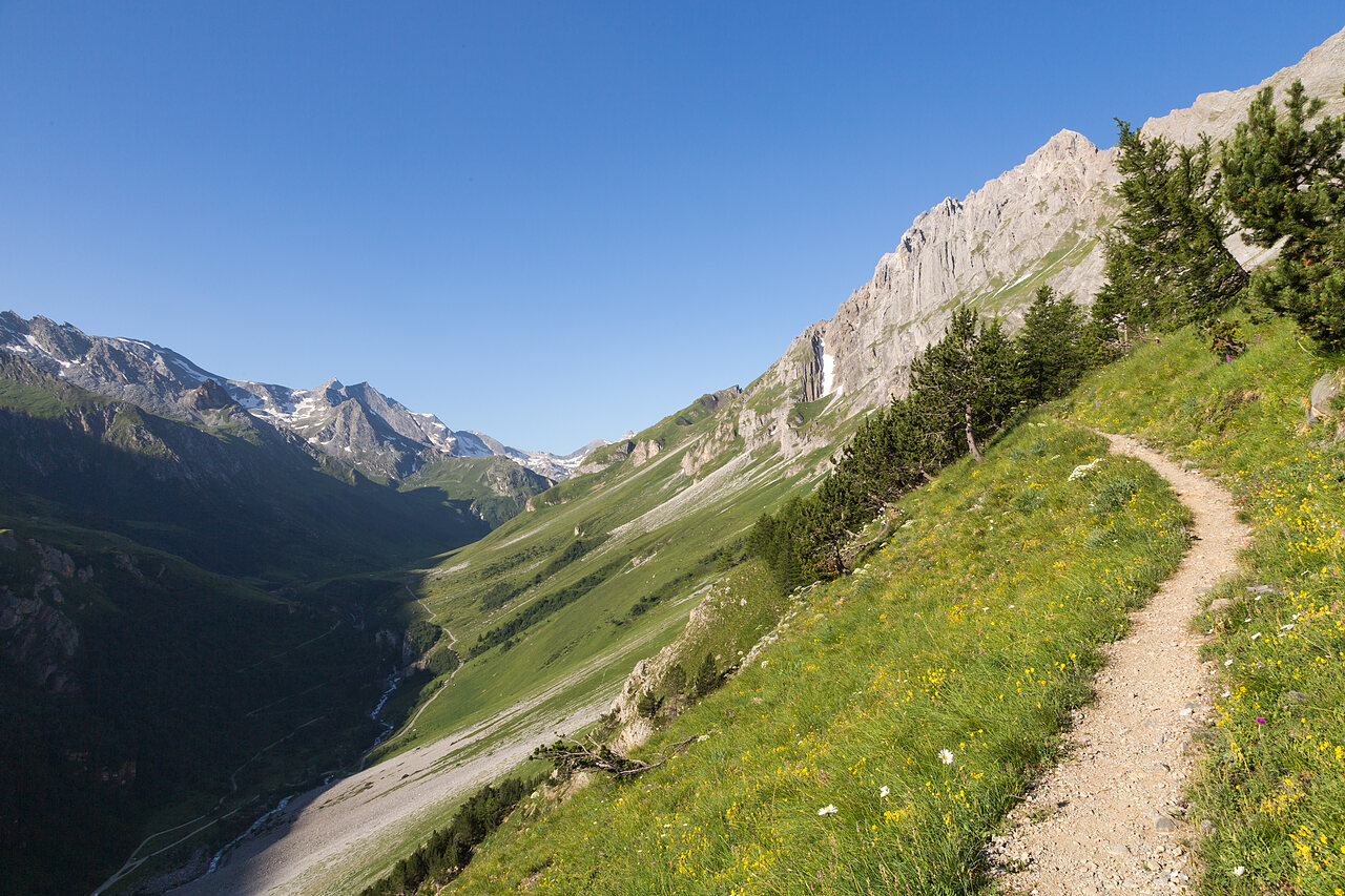 Mountain trail, alpine view at CLICOCHIC Alpes Lodges campsite in Pralognan la Vanoise (73).