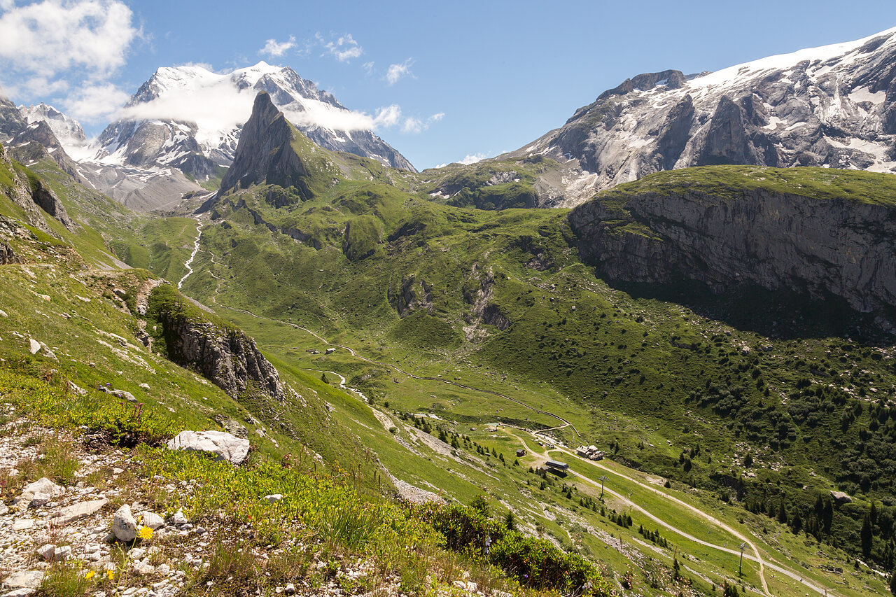 Alpine landscape, snow-capped peaks, green valleys at CLICOCHIC Alpes Lodges campsite in Pralognan la Vanoise (73).