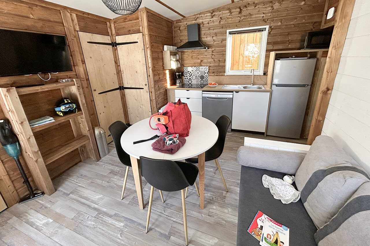 Modern chalet interior with living room and kitchen at CLICOCHIC Alpes Lodges campsite in Pralognan la Vanoise (73).