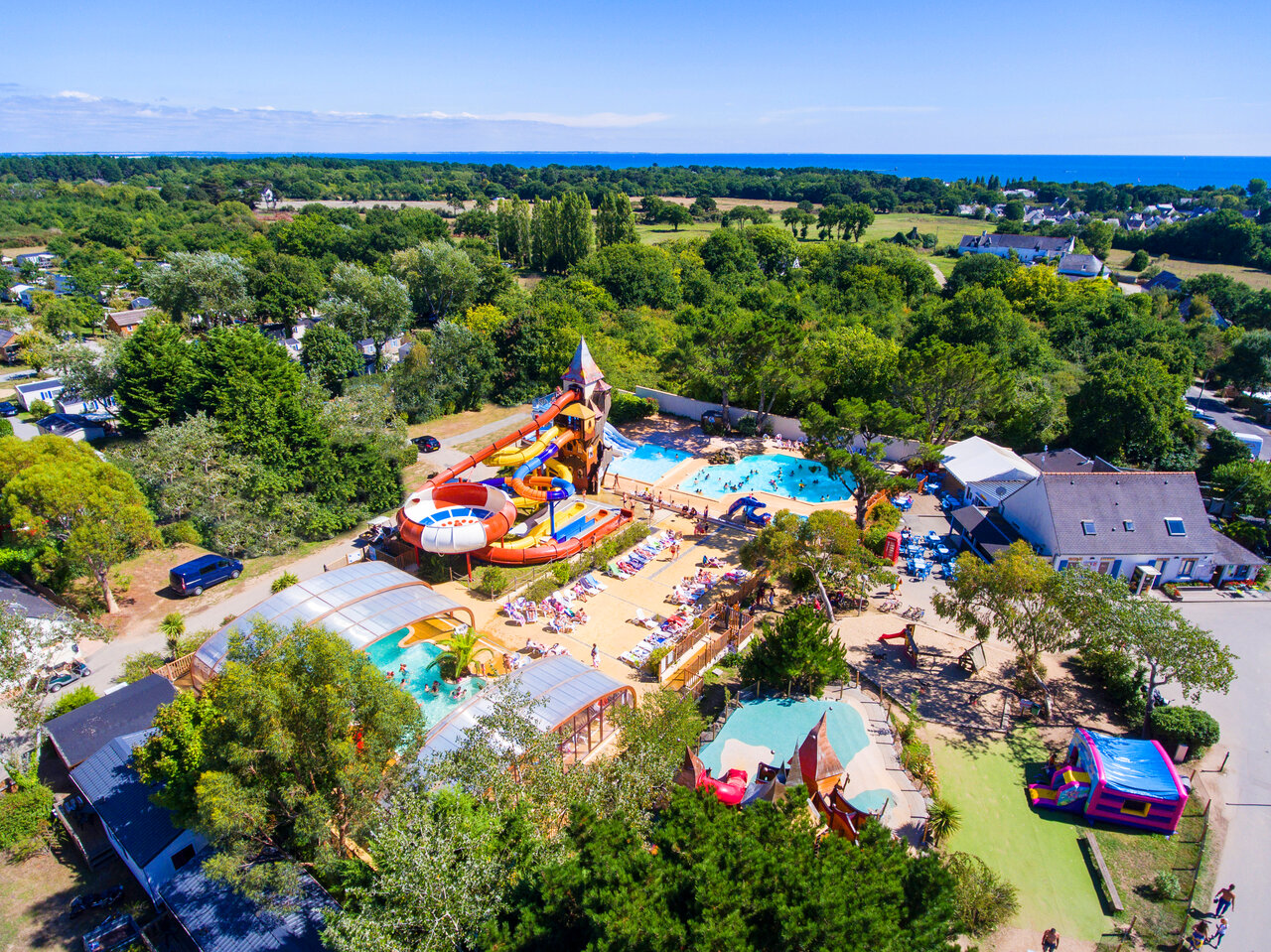 Grand parc aquatique, toboggans et piscines au camping CAPFUN An Trest � SARZEAU (56).