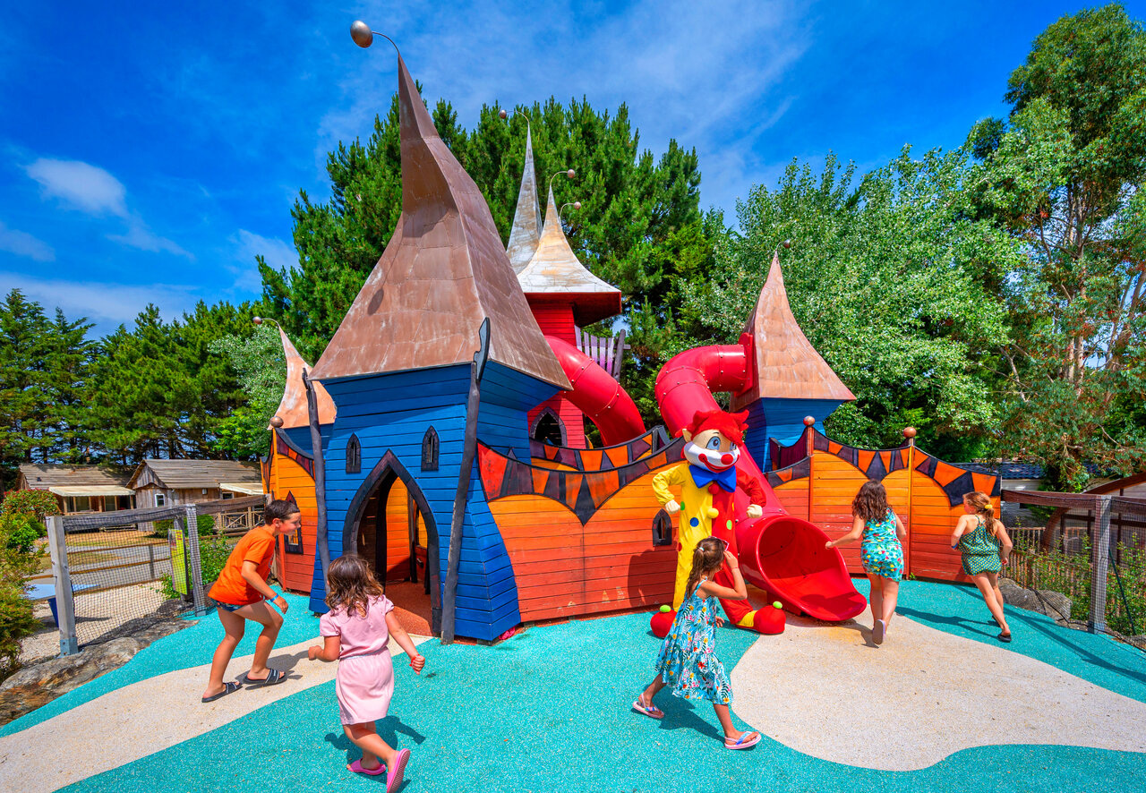 Ch�teau de jeux color� avec toboggans pour enfants au camping CAPFUN An Trest � SARZEAU (56).