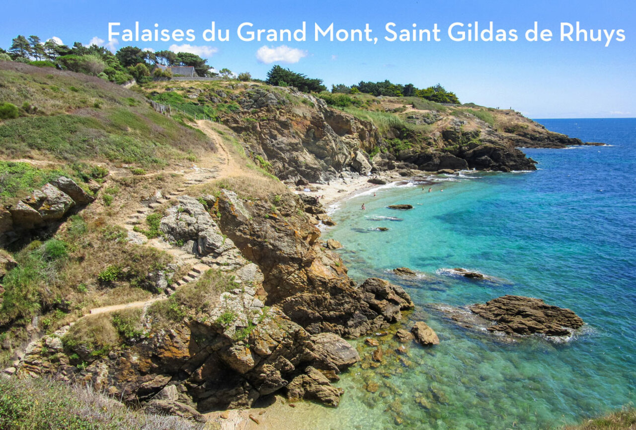 Falaises du Grand Mont, plage et mer turquoise � Saint Gildas de Rhuys.