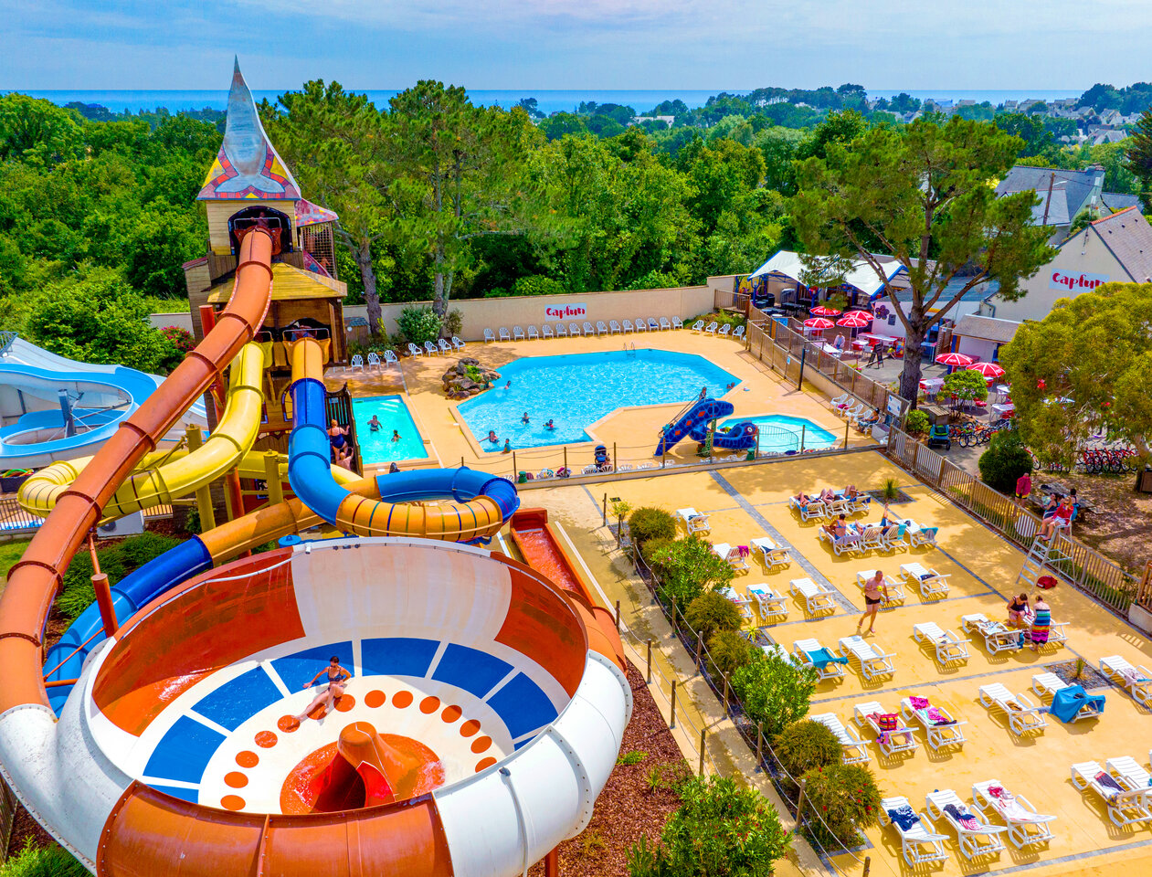 Toboggans aquatiques g�ants, piscine et espace d�tente au camping CAPFUN An Trest � SARZEAU (56).