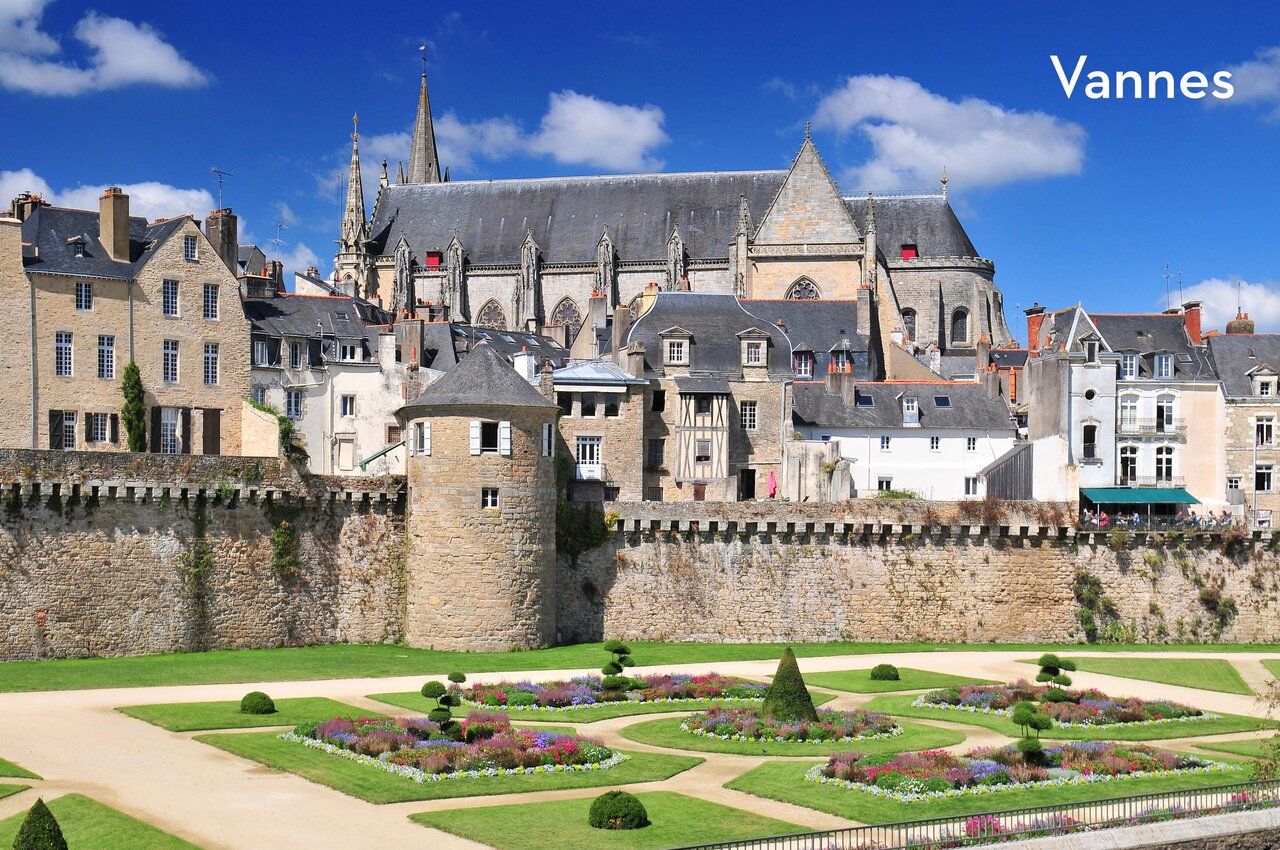 Jardins de la Garenne, remparts et cath�drale de Vannes, ville historique de Bretagne.