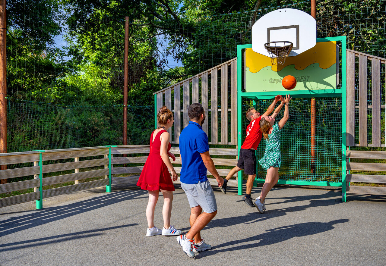 Partie de basketball sur le terrain multisport au CAPFUN An Trest � SARZEAU.
