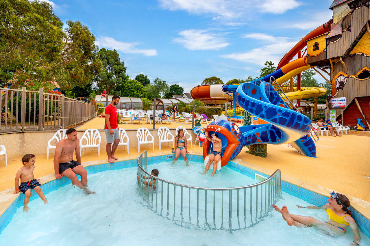 Toboggans aquatiques color�s et pataugeoire ludique au camping CAPFUN An Trest � SARZEAU (56).