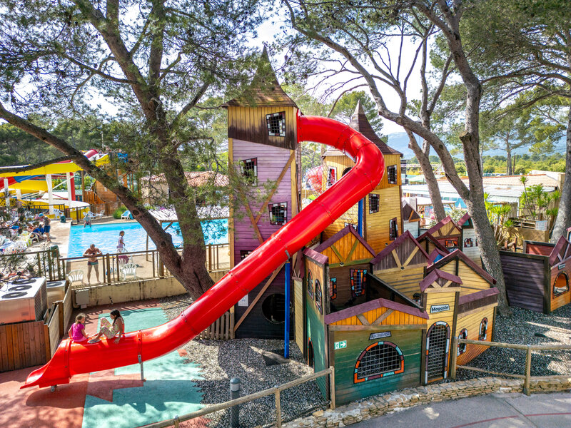 Jeu Carabouille - Aire de jeux th�matique, toboggan rouge et piscine au camping CAPFUN Arbois du Castellet � LE CASTELLET (83).