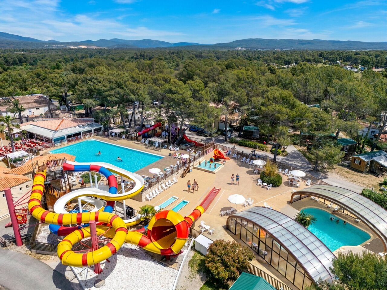 Piscines, toboggans aquatiques et aires de jeux au camping CAPFUN Arbois du Castellet � LE CASTELLET (83).