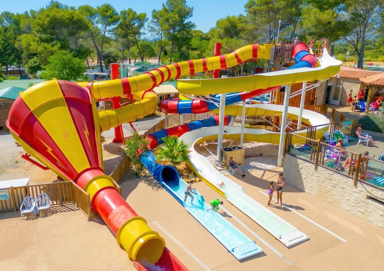 Toboggans aquatiques color�s et jeux d'eau au camping CAPFUN Arbois du Castellet � LE CASTELLET (83).
