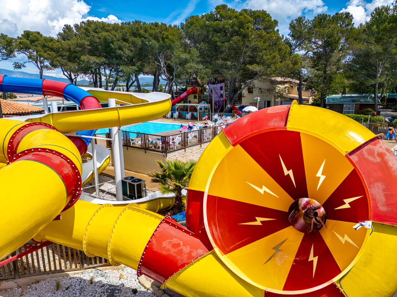 Toboggans aquatiques color�s et piscine ext�rieure au CAPFUN Arbois du Castellet, LE CASTELLET.
