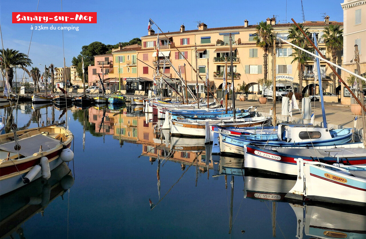 Port de Sanary-sur-Mer avec bateaux traditionnels et fa�ades color�es, Provence-Alpes-C�te d'Azur.