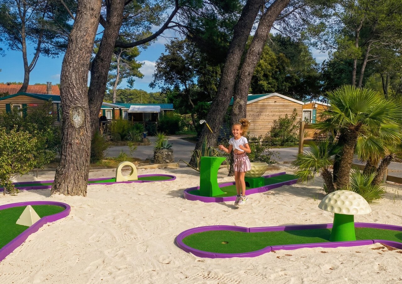 Mini-golf enfant au camping CAPFUN Arbois du Castellet � LE CASTELLET (83).