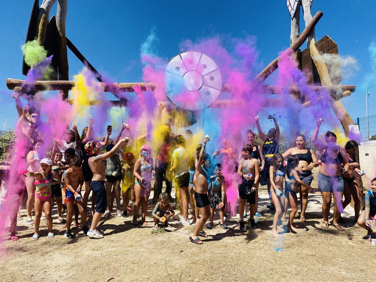 Animation Holi au camping CAPFUN Arbois du Castellet � LE CASTELLET (83).