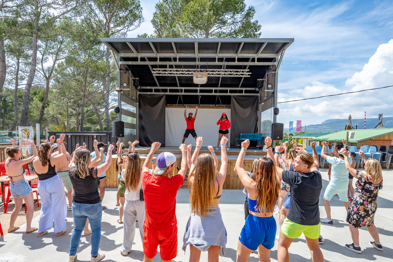 Animation dynamique avec animateurs sur sc�ne au camping CAPFUN Arbois du Castellet � LE CASTELLET (83).