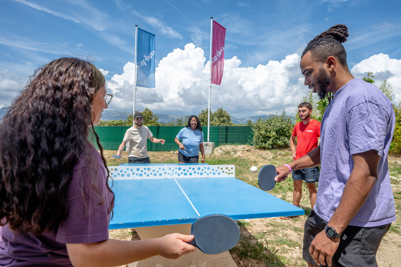 Ping-pong au camping CAPFUN Arbois du Castellet � LE CASTELLET (83).
