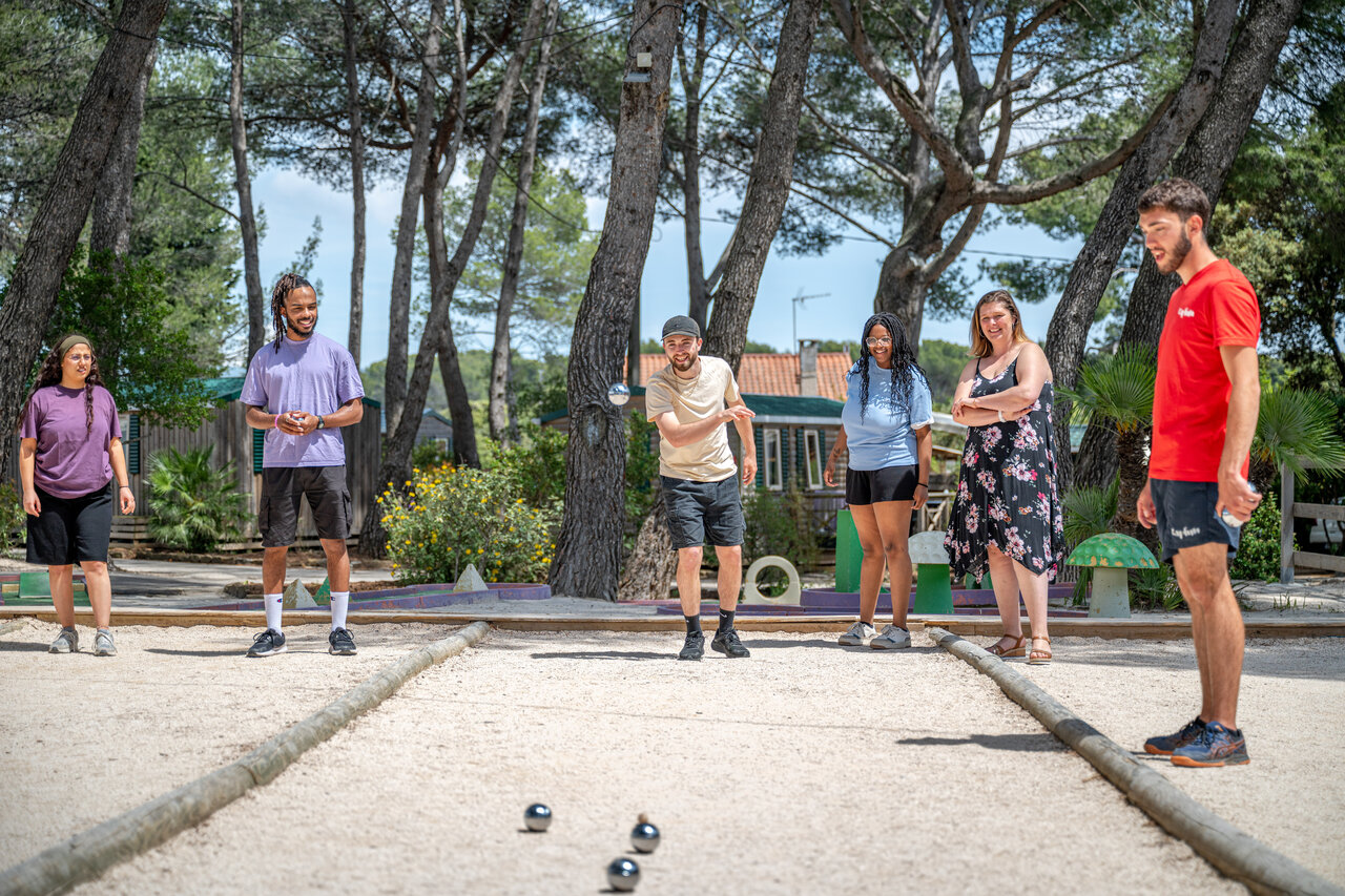 Amis jouant � la p�tanque sur le terrain au camping CAPFUN Arbois du Castellet (83).