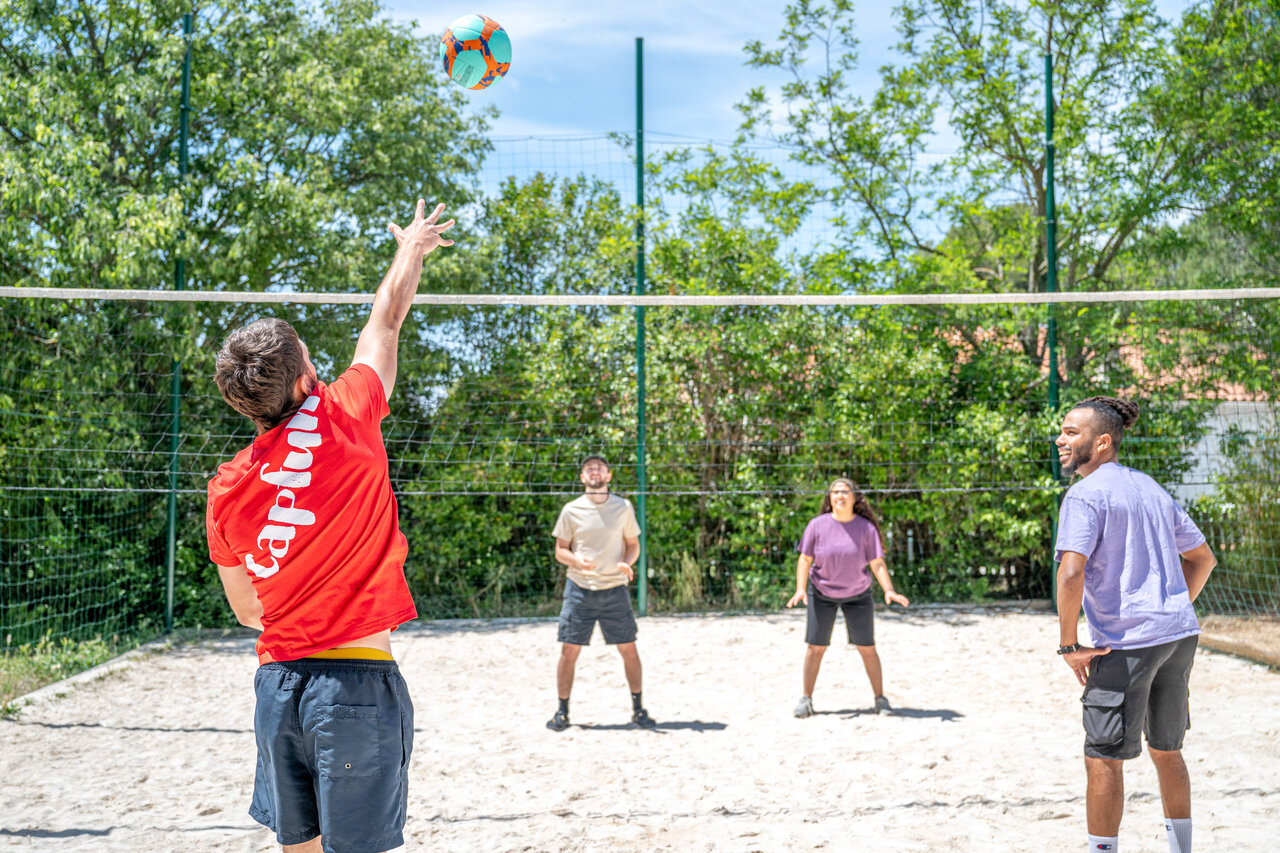 Volleyball au camping CAPFUN Arbois du Castellet � LE CASTELLET (83).