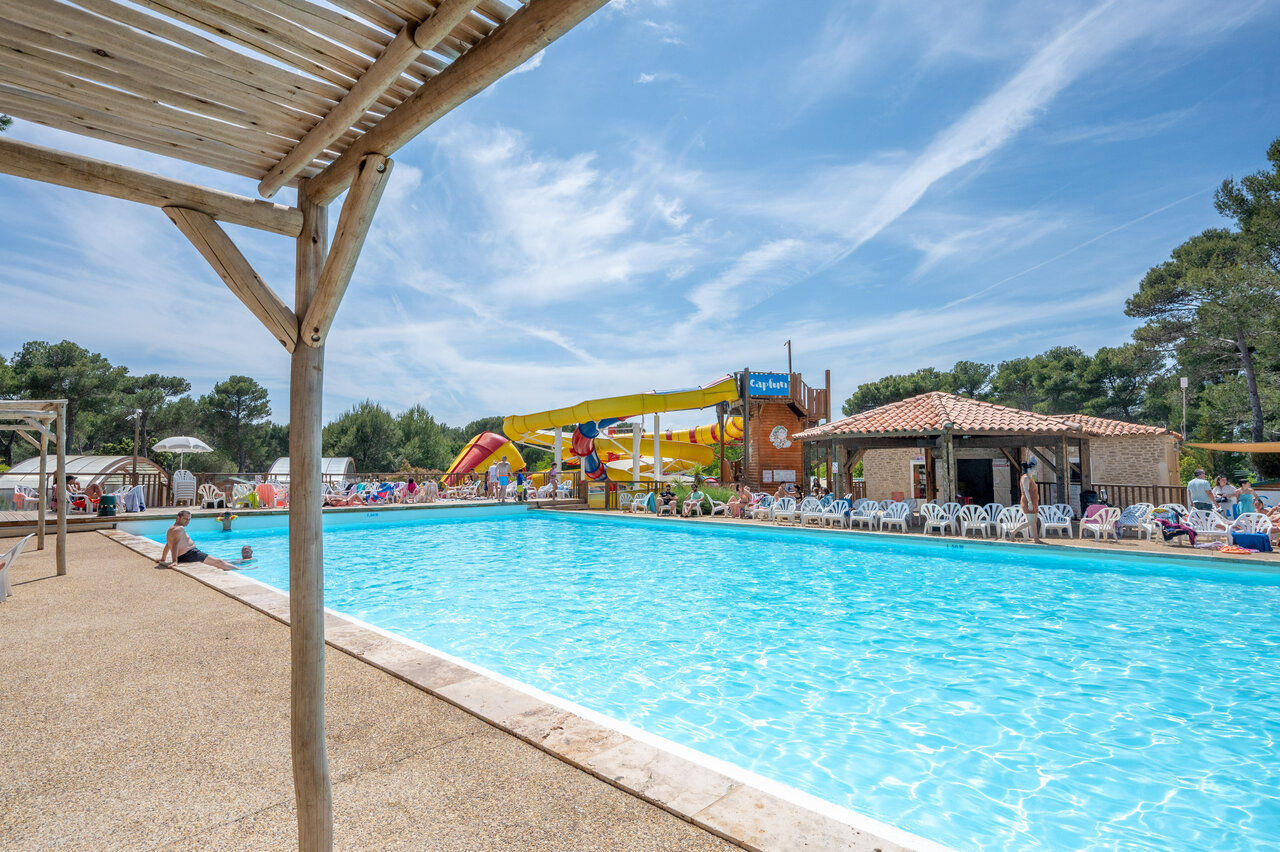 Piscine ext�rieure, toboggans aquatiques et transats au camping CAPFUN Arbois du Castellet (83).