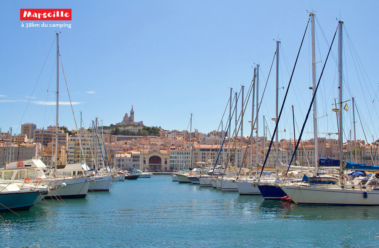 Vieux Port de Marseille avec bateaux et Notre-Dame de la Garde, lieu � visiter.