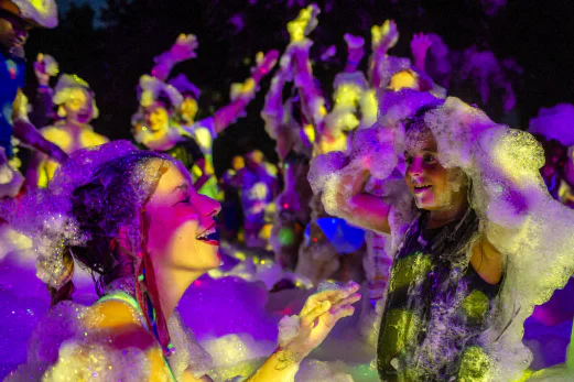 Soir�e mousse anim�e avec enfants et adultes riant au camping CAPFUN Arbois du Castellet � LE CASTELLET (83).