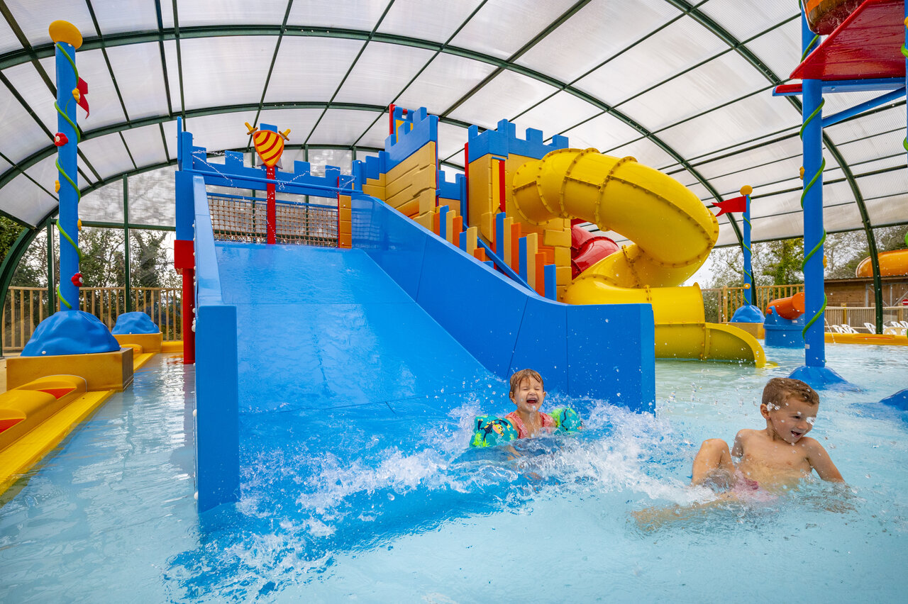 Toboggans aquatiques et piscine couverte au camping CAPFUN Armor H�ol � Piriac sur Mer (44).