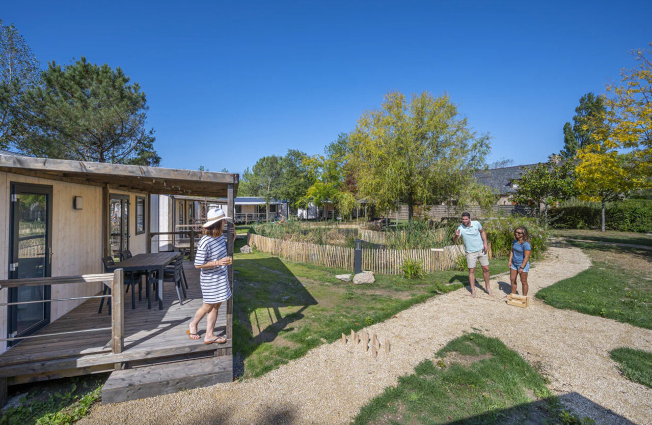 Mobile homes modernes et famille jouant aux quilles au camping CAPFUN Armor H�ol � Piriac sur Mer (44).