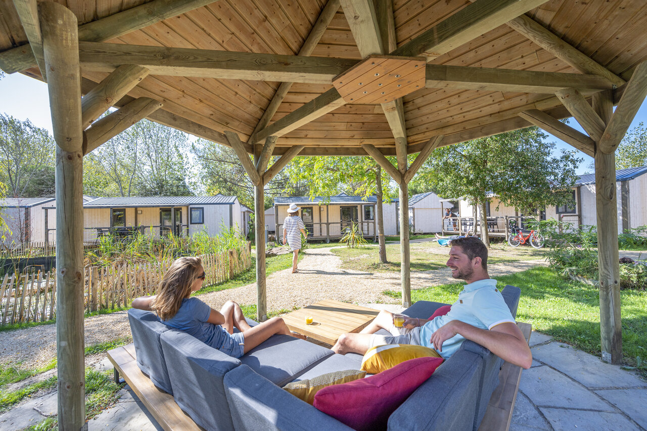 Couple relaxant sous gazebo, mobile homes au CAPFUN Armor H�ol � Piriac sur Mer.