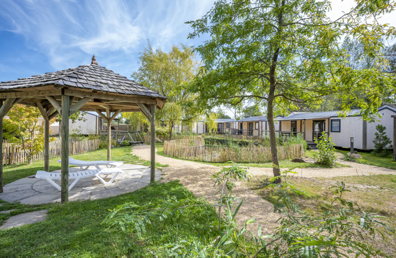 Gazebo en bois, transats et mobile-homes au camping CAPFUN Armor H�ol � Piriac sur Mer (44).