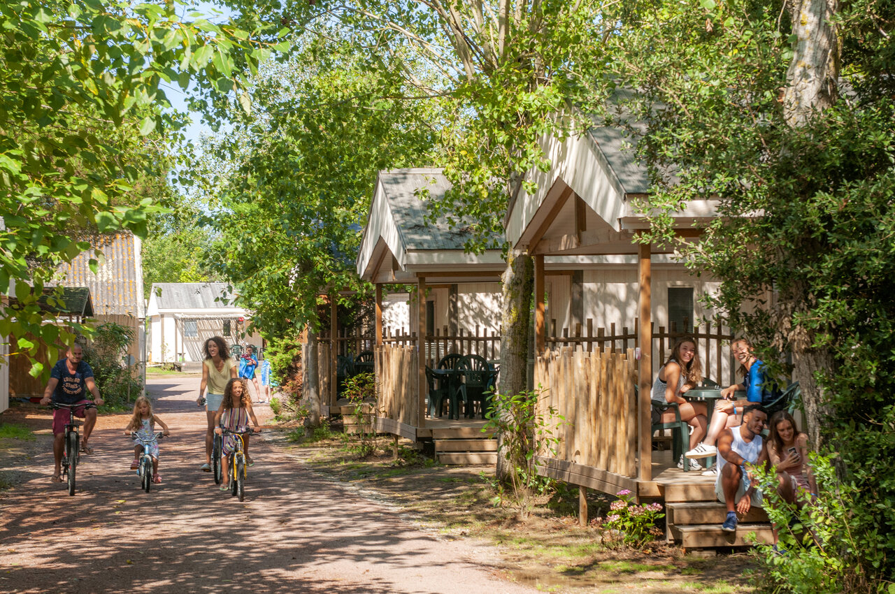 Famille � v�lo et h�bergements chalets au camping CAPFUN Armor H�ol � Piriac sur Mer (44).