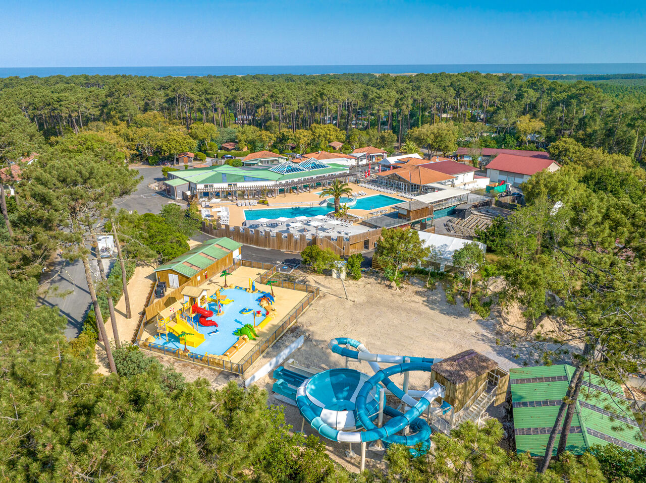 Parc aquatique, piscines, toboggans au camping LIBRANOO Naturiste Arnaoutchot � Veille-Saint-Girons, Landes, France.