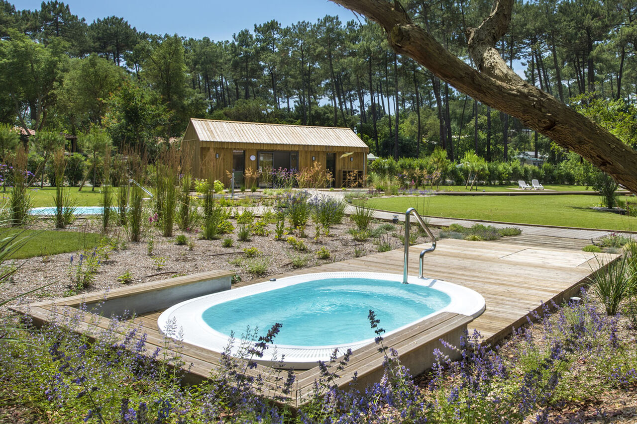 Jacuzzi ext�rieur et espace d�tente au camping LIBRANOO Naturiste Arnaoutchot � Veille-Saint-Girons, Landes, France.