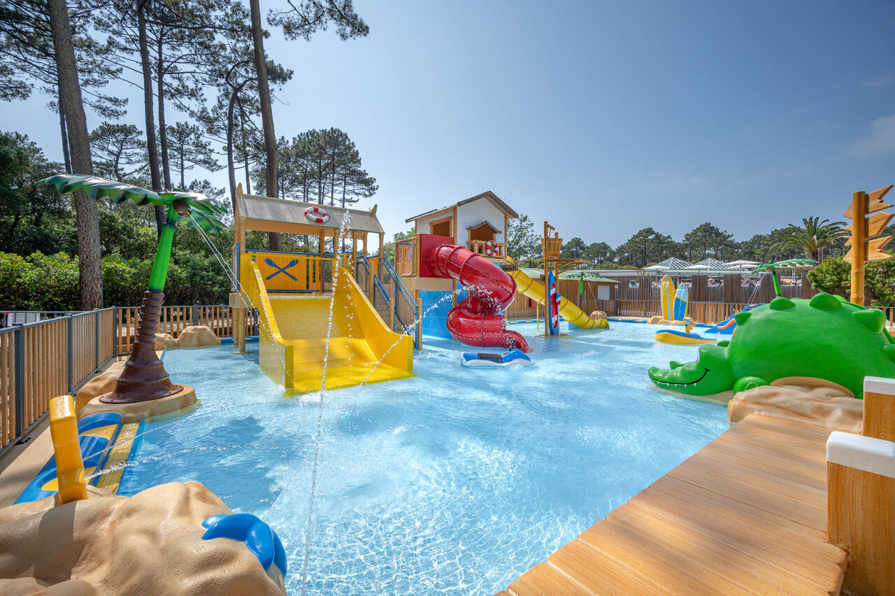 Parc aquatique enfants avec toboggans au camping LIBRANOO Naturiste Arnaoutchot � Veille-Saint-Girons, Landes, France.