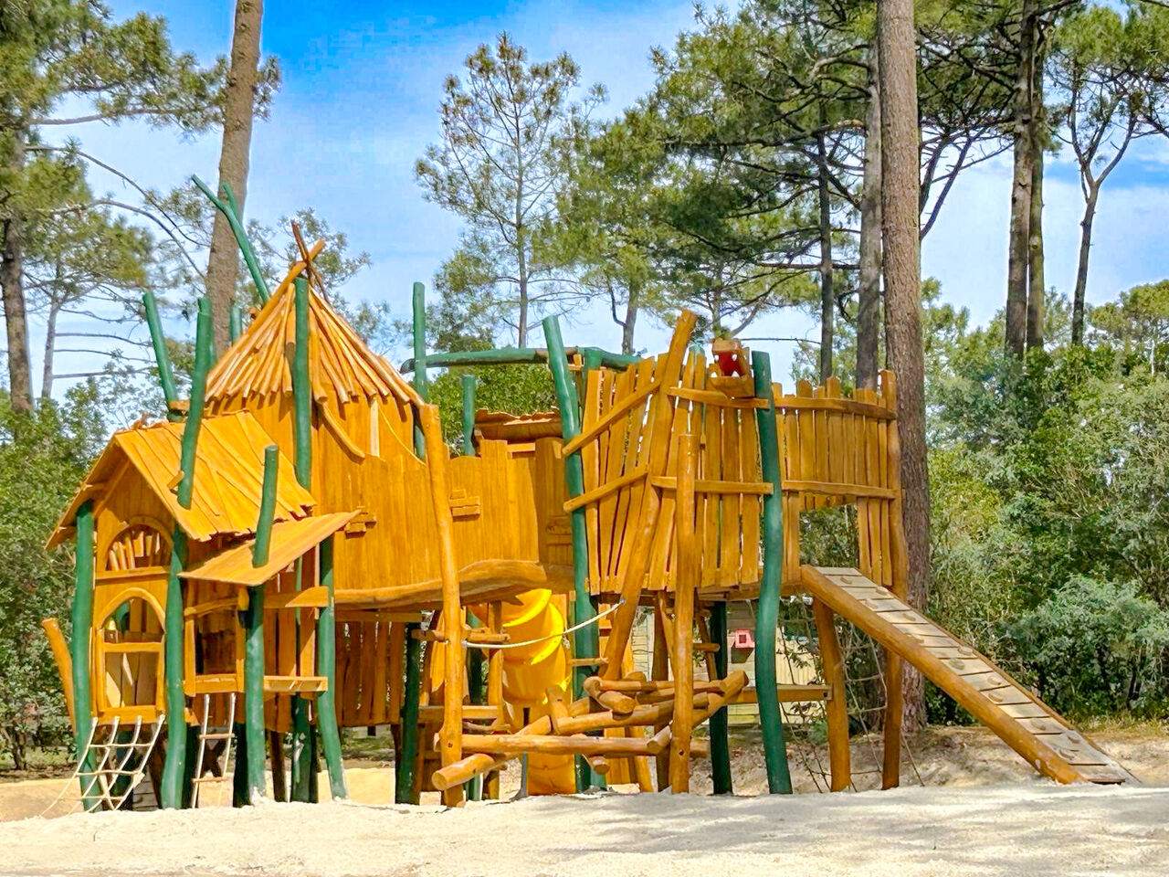 Grande structure de jeux en bois avec toboggan et filets au camping LIBRANOO Naturiste Arnaoutchot � Veille-Saint-Girons, Landes, France.