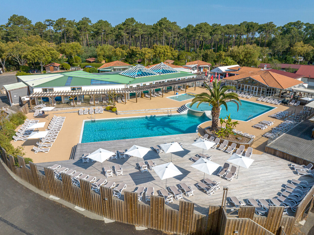 Piscines ext�rieures et solarium au camping LIBRANOO Naturiste Arnaoutchot � Veille-Saint-Girons, Landes, France. (40).