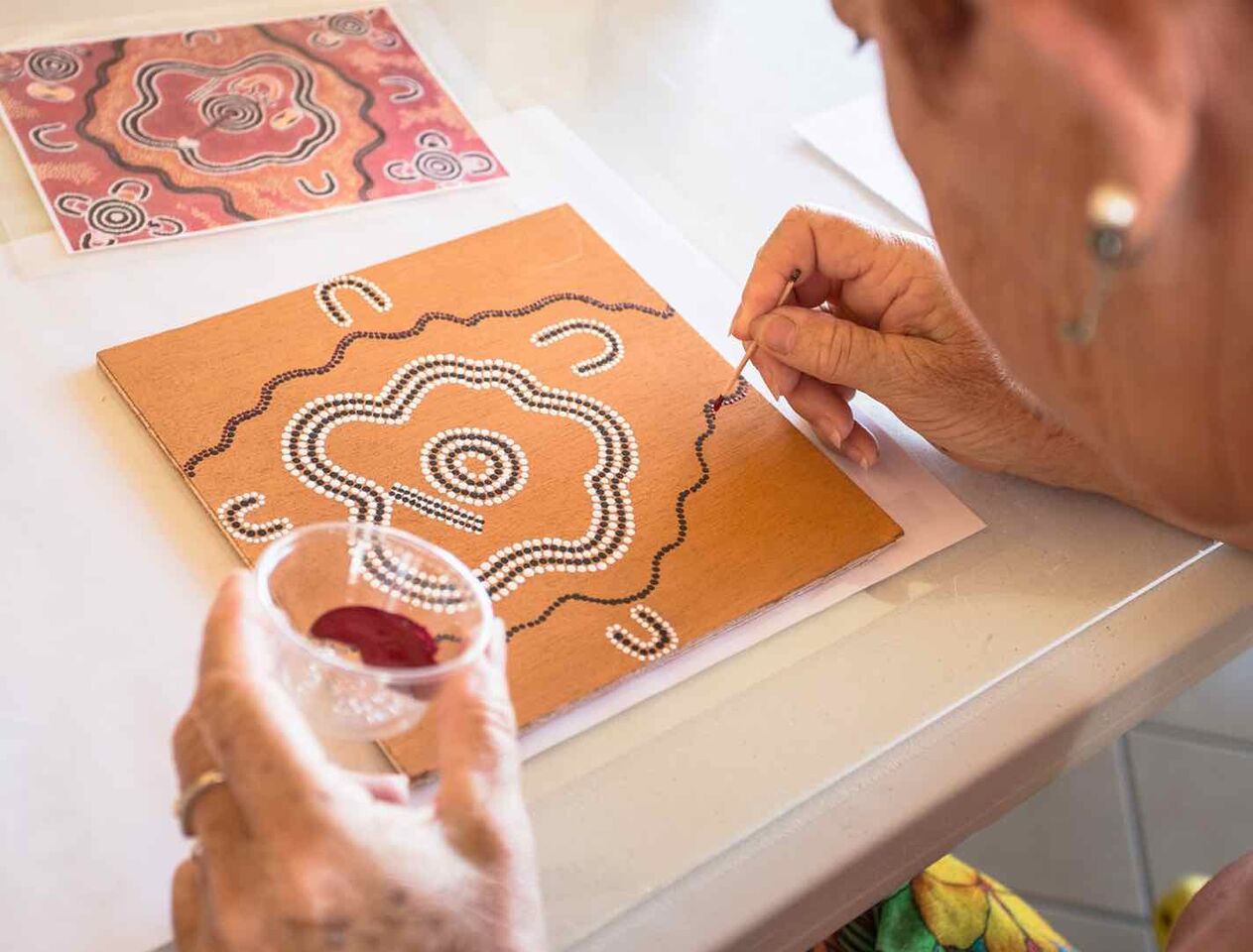 Activit� de peinture cr�ative point par point au camping LIBRANOO Naturiste Arnaoutchot � Veille-Saint-Girons, Landes, France.