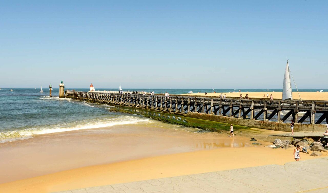 Plage de sable, jet�e en bois, voiliers au camping LIBRANOO Naturiste Arnaoutchot.