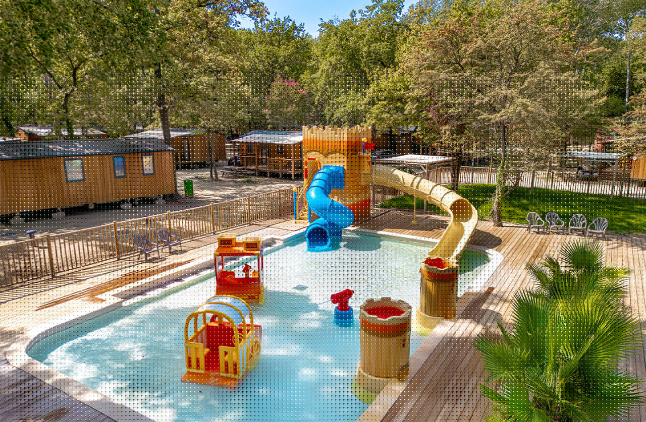 Piscine enfants, toboggans, jeux aquatiques au camping CLICOCHIC Art de Vivre.