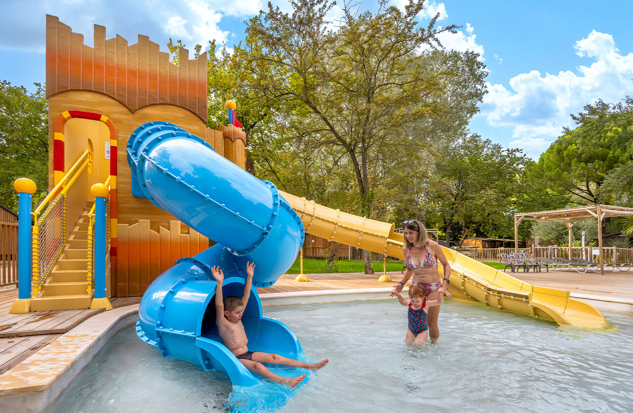 Toboggans aquatiques et piscine pour enfants au camping CLICOCHIC � Ch�teauneuf du Pape.