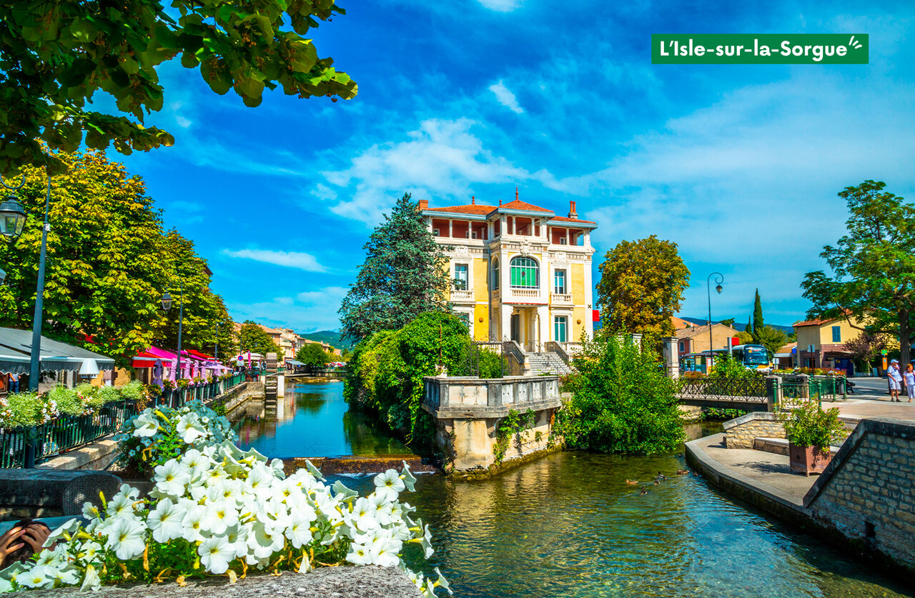 L'Isle-sur-la-Sorgue, ville proven�ale avec canaux, b�timents historiques et fleurs.