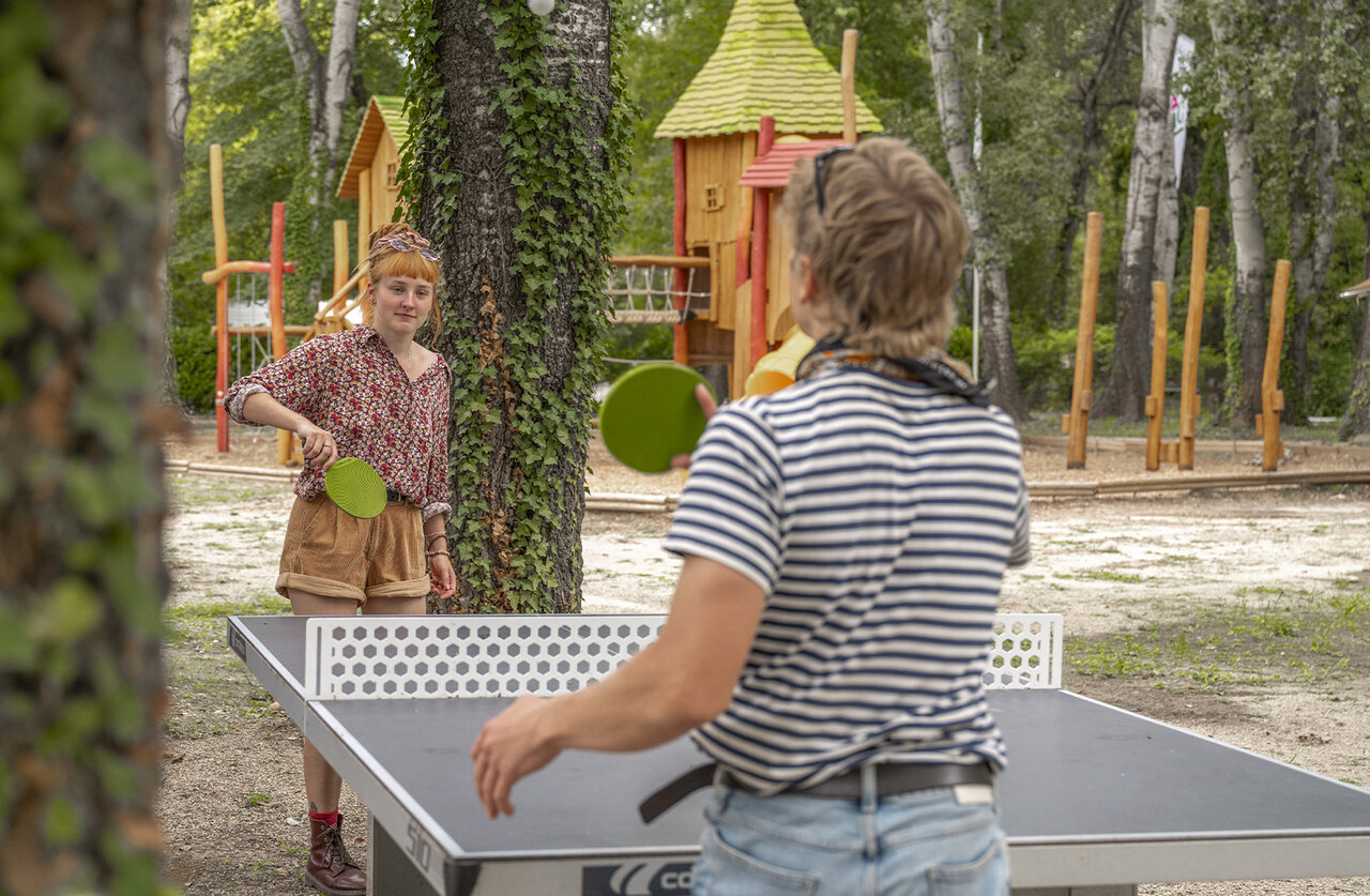 Ping-pong et jeux au camping CLICOCHIC Art de Vivre � Ch�teauneuf du Pape (84).
